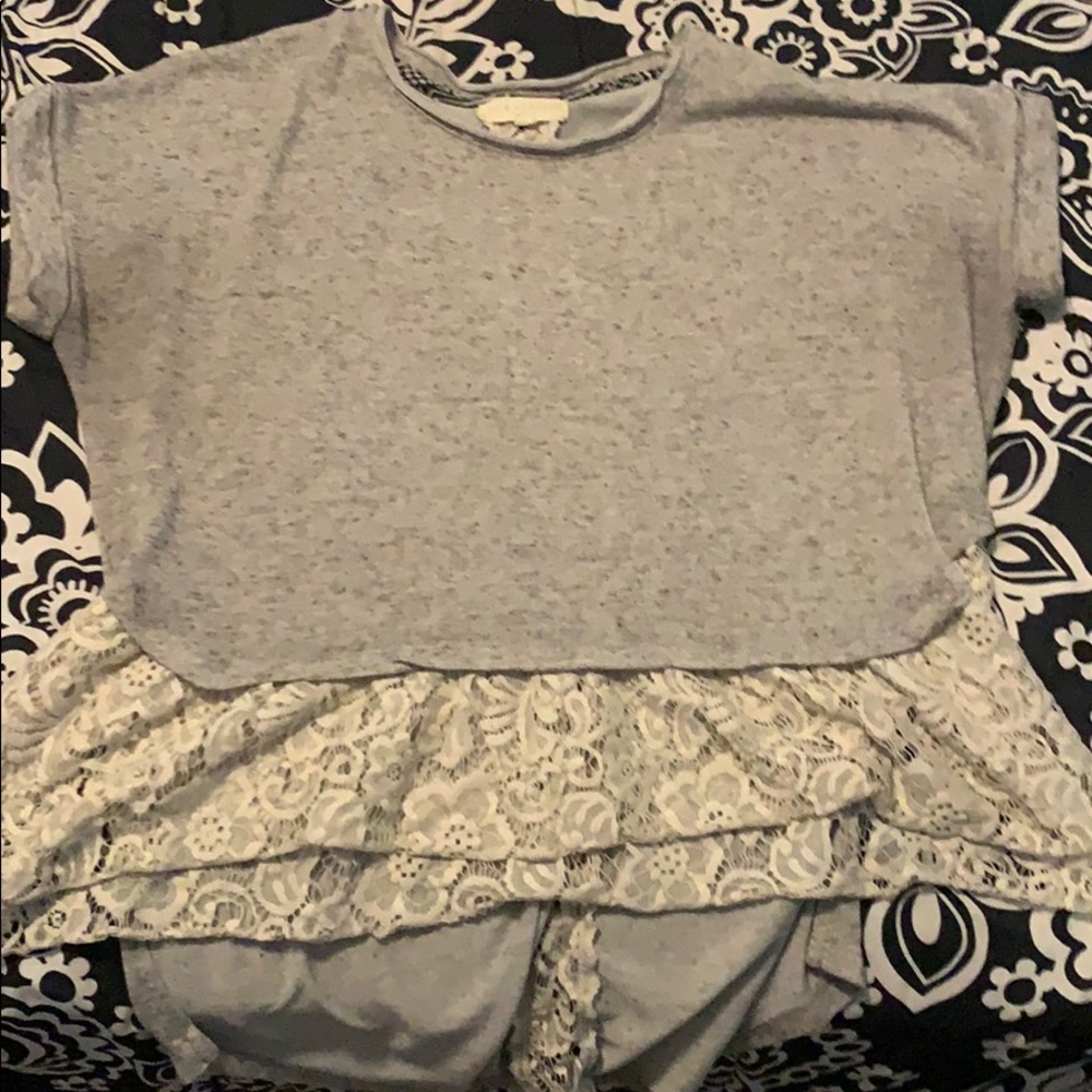 A short sleeve shirt.